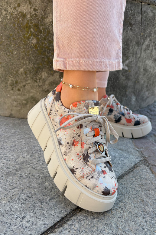 Pelle Scarpe modello sneakers con una piattaforma Deveciejka 06891-18 beige