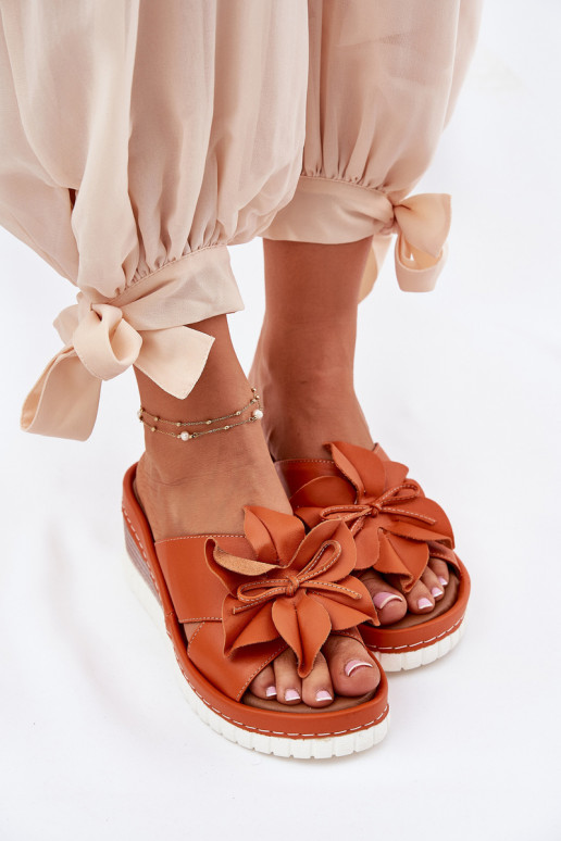 Pantofole in pelle Femminile Su un cuneo Con decorazioni Un fiore Artiker 52C0505 colore arancione Pantofole in pelle Femminile Su un cuneo Con decorazioni Un fiore Artiker 52C0505 colore arancione