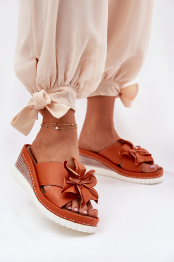 Pantofole in pelle Femminile Su un cuneo Con decorazioni Un fiore Artiker 52C0505 colore arancione 2