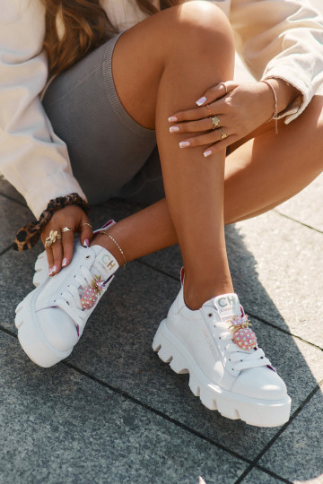 Scarpe sportive in pelle decorate con spilla ananas CheBello 4651 bianche