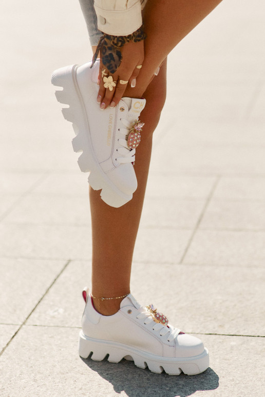 Pelle Scarpe modello sneakers decorare Broszką Ananas CheBello 4651 Colore bianco Pelle Scarpe modello sneakers decorare Broszką Ananas CheBello 4651 Colore bianco