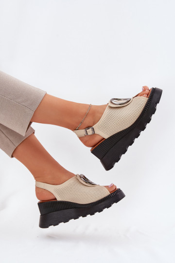 Sandali da donna Femminile Su un cuneo con ornamenti Artiker 56C0111 beige