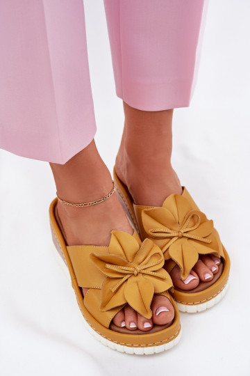 Pantofole in pelle Femminile Su un cuneo Con decorazioni Un fiore Artiker 52C0504 colore giallo
