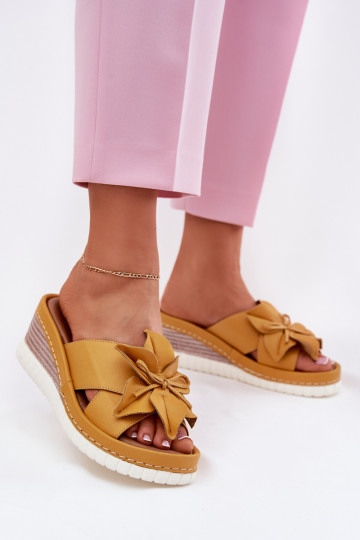 Pantofole in pelle Femminile Su un cuneo Con decorazioni Un fiore Artiker 52C0504 colore giallo 2