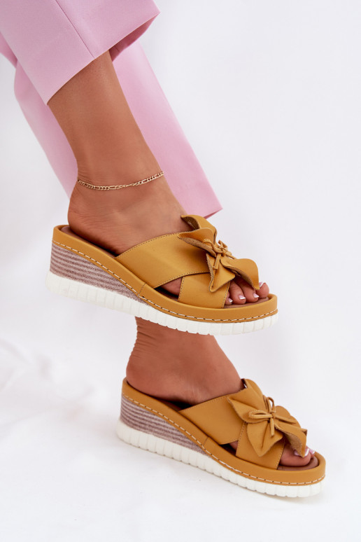 Pantofole in pelle Femminile Su un cuneo Con decorazioni Un fiore Artiker 52C0504 colore giallo Pantofole in pelle Femminile Su un cuneo Con decorazioni Un fiore Artiker 52C0504 colore giallo