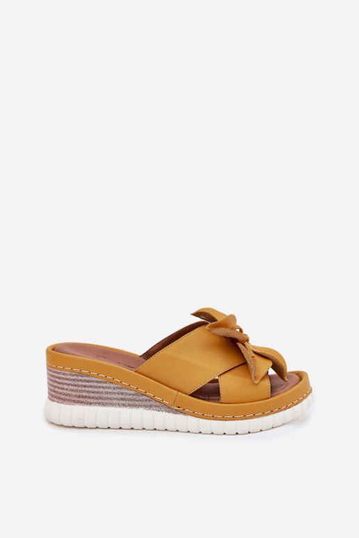 Pantofole in pelle Femminile Su un cuneo Con decorazioni Un fiore Artiker 52C0504 colore giallo Pantofole in pelle Femminile Su un cuneo Con decorazioni Un fiore Artiker 52C0504 colore giallo