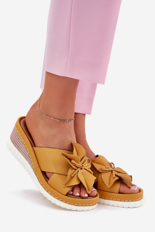 Pantofole in pelle Femminile Su un cuneo Con decorazioni Un fiore Artiker 52C0504 colore giallo Pantofole in pelle Femminile Su un cuneo Con decorazioni Un fiore Artiker 52C0504 colore giallo