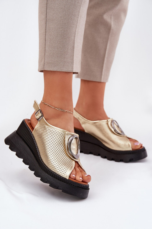 Sandali da donna Femminile Su un cuneo con ornamenti Artiker 56C0109 colore dorato Sandali da donna Femminile Su un cuneo con ornamenti Artiker 56C0109 colore dorato