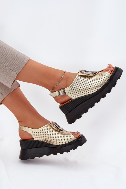 Sandali da donna Femminile Su un cuneo con ornamenti Artiker 56C0109 colore dorato Sandali da donna Femminile Su un cuneo con ornamenti Artiker 56C0109 colore dorato