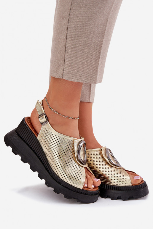 Sandali da donna Femminile Su un cuneo con ornamenti Artiker 56C0109 colore dorato Sandali da donna Femminile Su un cuneo con ornamenti Artiker 56C0109 colore dorato