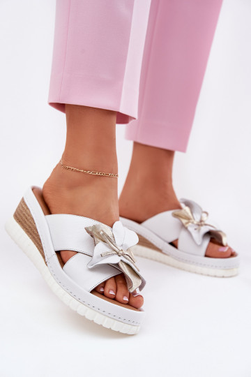 Pantofole in pelle Femminile Su un cuneo Con decorazioni Un fiore Artiker 52C0537 Colore bianco