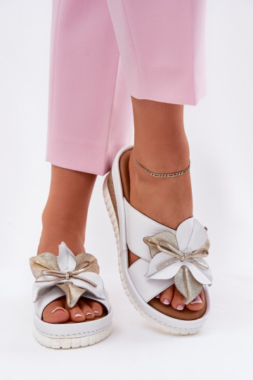 Pantofole in pelle Femminile Su un cuneo Con decorazioni Un fiore Artiker 52C0537 Colore bianco 2