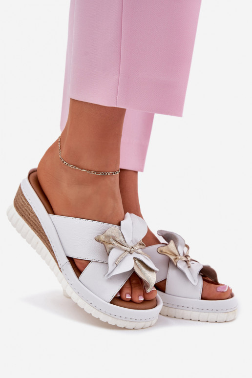 Pantofole in pelle Femminile Su un cuneo Con decorazioni Un fiore Artiker 52C0537 Colore bianco