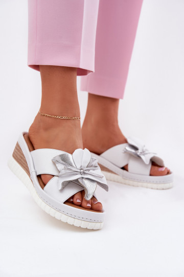 Pantofole in pelle Femminile Su un cuneo Con decorazioni Un fiore Artiker 54C0538 Bianco-color argento 2