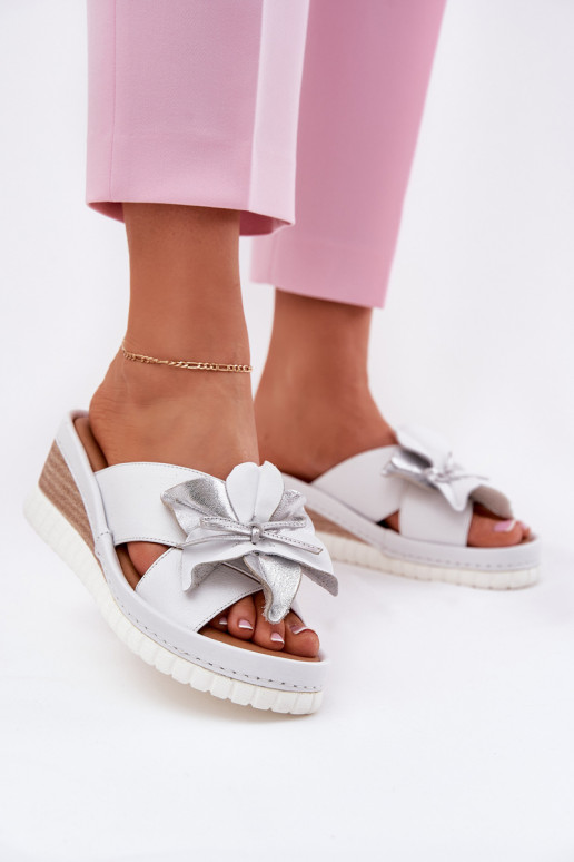 Pantofole in pelle Femminile Su un cuneo Con decorazioni Un fiore Artiker 54C0538 Bianco-color argento Pantofole in pelle Femminile Su un cuneo Con decorazioni Un fiore Artiker 54C0538 Bianco-color argento