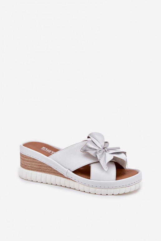 Pantofole in pelle Femminile Su un cuneo Con decorazioni Un fiore Artiker 54C0538 Bianco-color argento Pantofole in pelle Femminile Su un cuneo Con decorazioni Un fiore Artiker 54C0538 Bianco-color argento