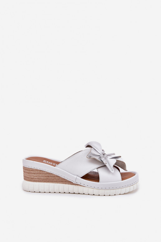 Pantofole in pelle Femminile Su un cuneo Con decorazioni Un fiore Artiker 54C0538 Bianco-color argento Pantofole in pelle Femminile Su un cuneo Con decorazioni Un fiore Artiker 54C0538 Bianco-color argento