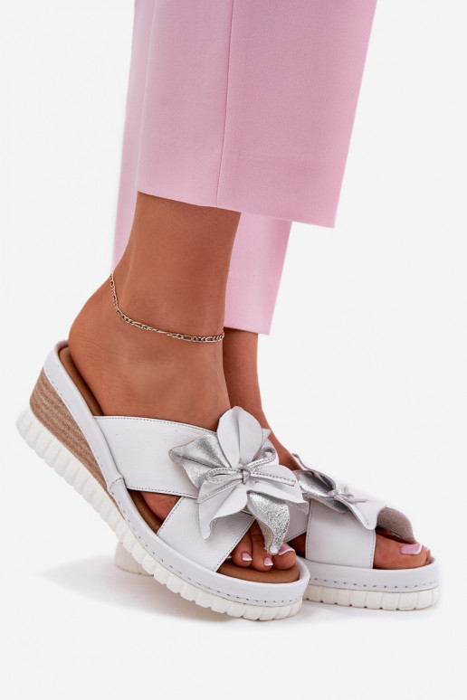 Pantofole in pelle Femminile Su un cuneo Con decorazioni Un fiore Artiker 54C0538 Bianco-color argento Pantofole in pelle Femminile Su un cuneo Con decorazioni Un fiore Artiker 54C0538 Bianco-color argento