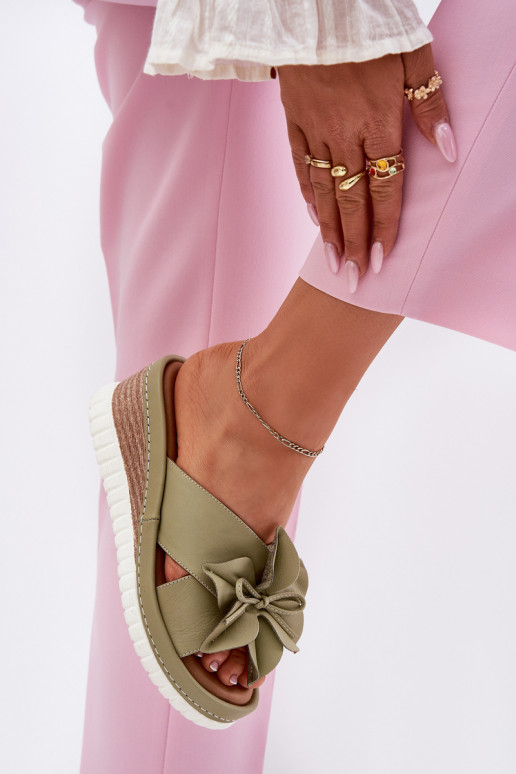 Pantofole in pelle Femminile Su un cuneo Con decorazioni Un fiore Artiker 52C0503 colore verde Pantofole in pelle Femminile Su un cuneo Con decorazioni Un fiore Artiker 52C0503 colore verde