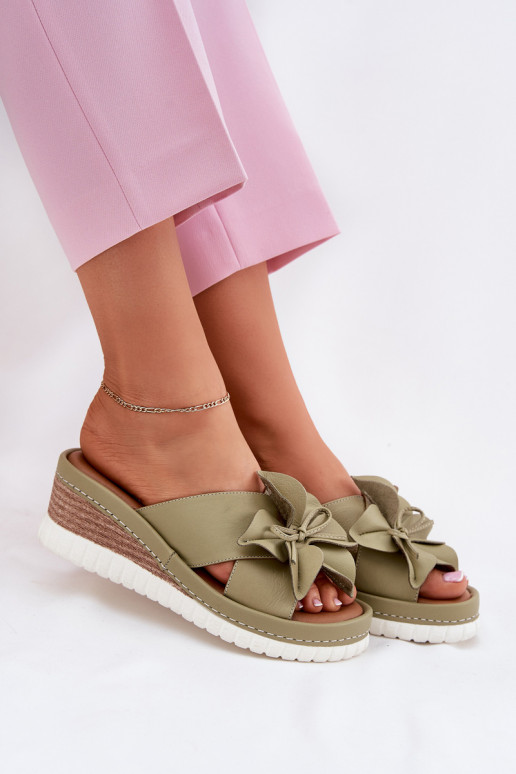 Pantofole in pelle Femminile Su un cuneo Con decorazioni Un fiore Artiker 52C0503 colore verde Pantofole in pelle Femminile Su un cuneo Con decorazioni Un fiore Artiker 52C0503 colore verde