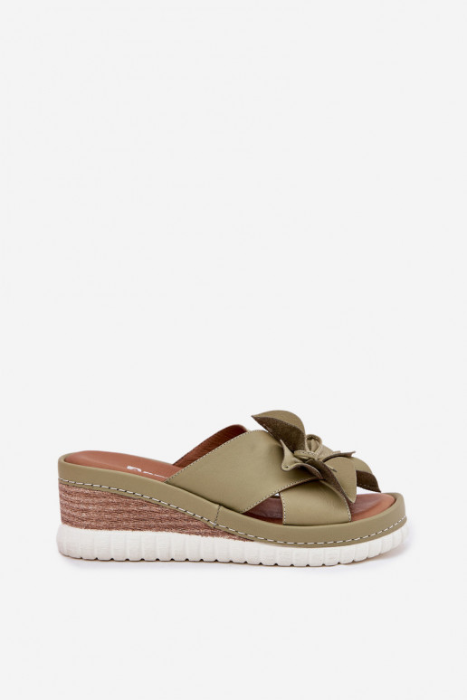 Pantofole in pelle Femminile Su un cuneo Con decorazioni Un fiore Artiker 52C0503 colore verde Pantofole in pelle Femminile Su un cuneo Con decorazioni Un fiore Artiker 52C0503 colore verde