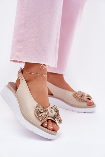 Sandali da donna Femminile Su un cuneo con nastri Zazoo 1882 beige