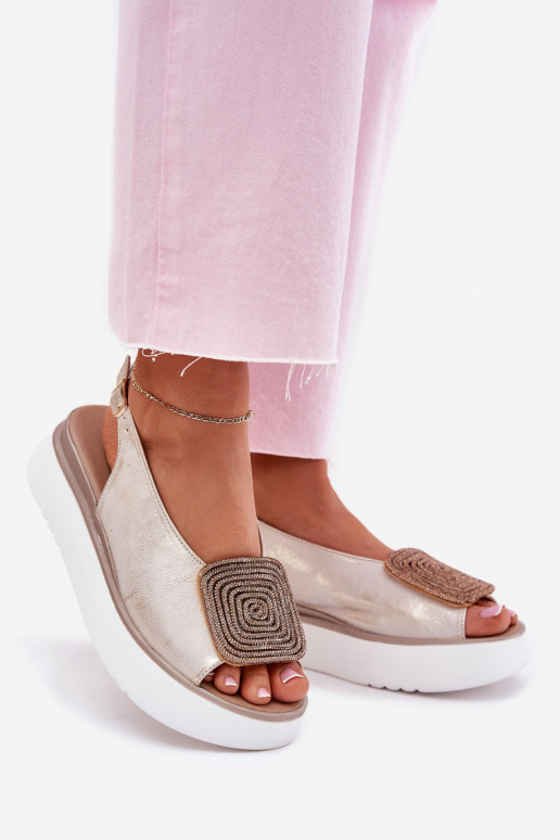 Zazoo 1786 Sandali da donna Femminile con una piattaforma con ornamenti colore dorato Przecierany Zazoo 1786 Sandali da donna Femminile con una piattaforma con ornamenti colore dorato Przecierany