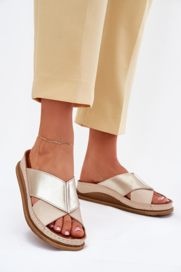 Pantofole in pelle Femminile con una piattaforma Deveciejka L4986-37 beige-colore dorato