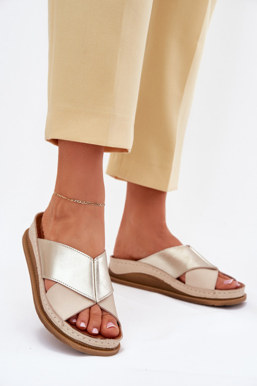 Pantofole in pelle Femminile con una piattaforma Deveciejka L4986-37 beige-colore dorato