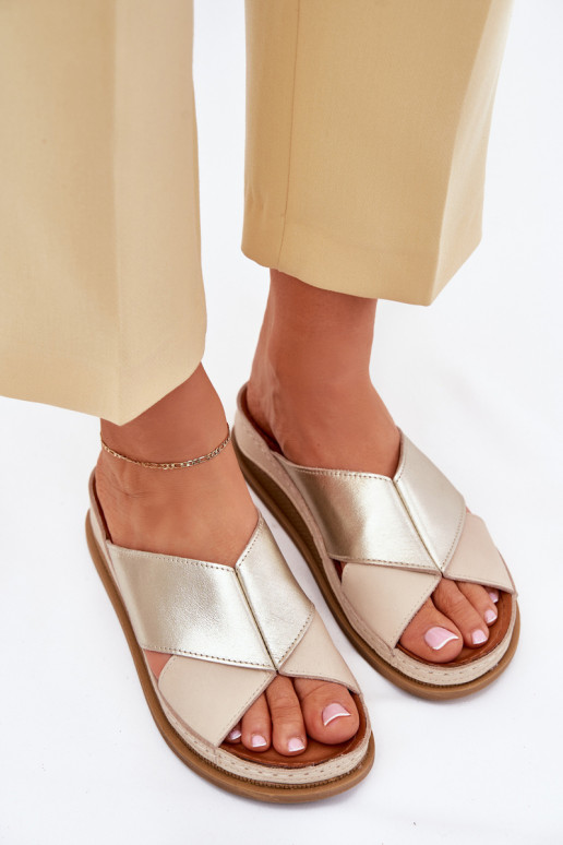 Pantofole in pelle Femminile con una piattaforma Deveciejka L4986-37 beige-colore dorato