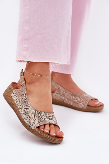 Sandali da donna Femminile Su un cuneo Deveciejka L7069-04 beige 2