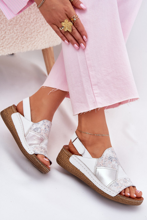 Sandali da donna Femminile Su un cuneo Con treccia Deveciejka L7067-11 Colore bianco Sandali da donna Femminile Su un cuneo Con treccia Deveciejka L7067-11 Colore bianco