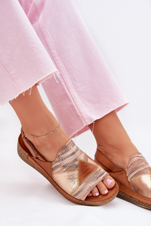 Sandali da donna Femminile Su un cuneo Con treccia Deveciejka L7067-29 colore marrone Sandali da donna Femminile Su un cuneo Con treccia Deveciejka L7067-29 colore marrone