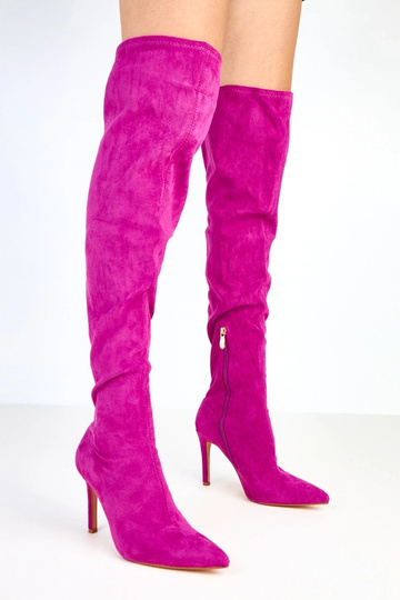 Stivali viola alti sopra il...