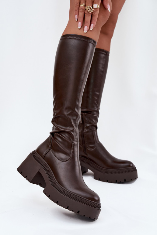 Stivali alti da donna con tacco massiccio e plateau modello slip-on di colore marrone Florinne Stivali alti da donna con tacco massiccio e plateau modello slip-on di colore marrone Florinne