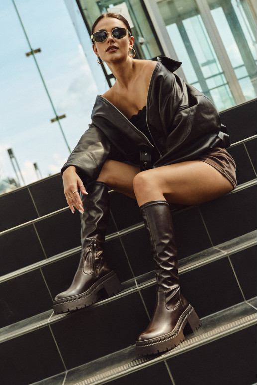 Stivali alti da donna con tacco massiccio e plateau modello slip-on di colore marrone Florinne Stivali alti da donna con tacco massiccio e plateau modello slip-on di colore marrone Florinne