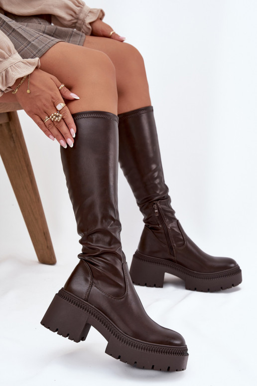 Stivali alti da donna con tacco massiccio e plateau modello slip-on di colore marrone Florinne Stivali alti da donna con tacco massiccio e plateau modello slip-on di colore marrone Florinne