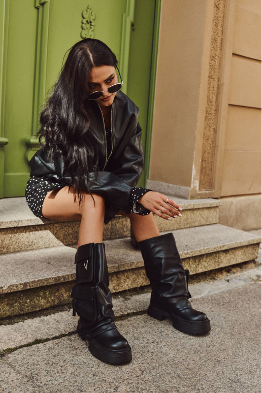 riscaldamento Un modello convincente stivali da donna con una piattaforma con una tasca colore nero Clarinda