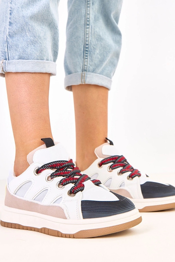 Sneakers nere con lacci...