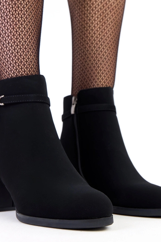 Stivaletti neri con cinturino...