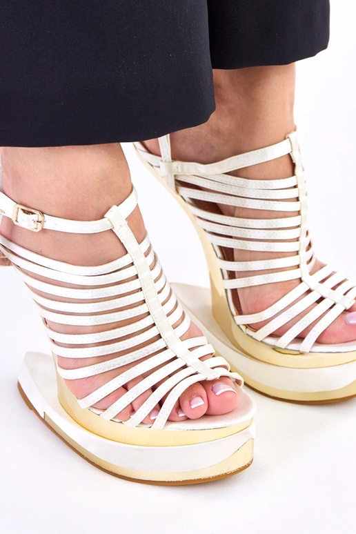 Sandali color sabbia su tacco...