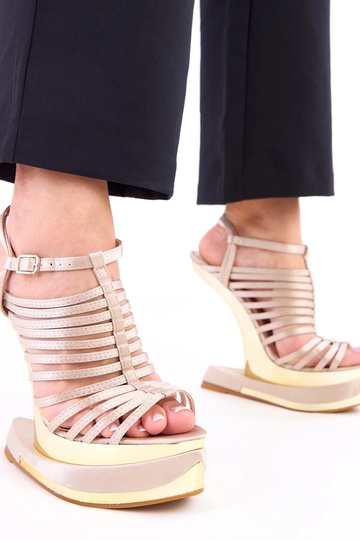 Sandali marroni su tacco...