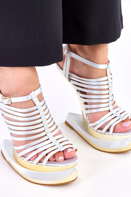 Sandali grigi su tacco futuristico...