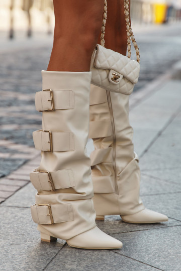 Stivali alti da donna con tacco, tomaia cucita e fibbie in oro di colore avorio Isavelle 2
