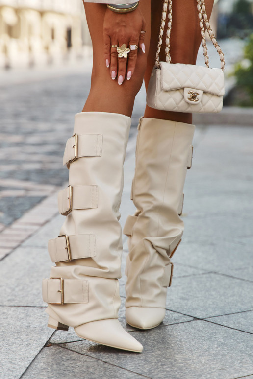 Stivali alti da donna con tacco, tomaia cucita e fibbie in oro di colore avorio Isavelle