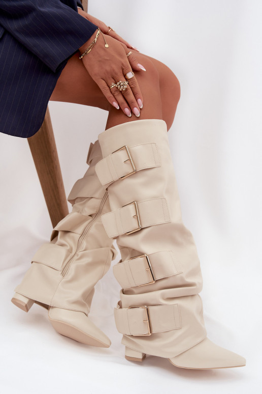 Stivali alti da donna con tacco, tomaia cucita e fibbie in oro di colore avorio Isavelle