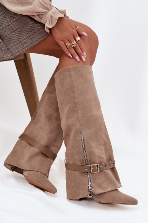 Stivali alti da donna modello slip-on con tacco, con tacchi decorati di colore sabbia Jolivine