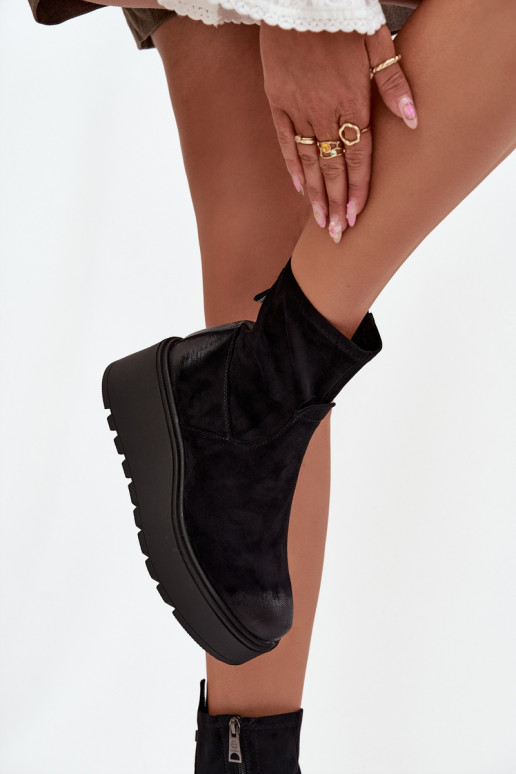 Stivali da donna con una piattaforma riscaldamento Vinceza 58596 colore nero