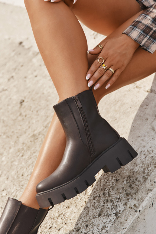 Stivaletti da donna stilosi e imbottiti in ecopelle marrone scuro "Fivienne" Stivaletti da donna stilosi e imbottiti in ecopelle marrone scuro "Fivienne"