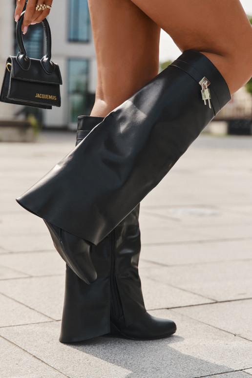 Stivali alti da donna con piattaforma, cinturini e dettagli argentati in ecopelle nera Korivelle